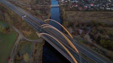 Arch Köprüsü, Almanya 'da hareket halindeki araçların bulunduğu, altyapısını ve ulaşımını gösteren bir karayolunu taşıyor. Yukarıdan drone atışı
