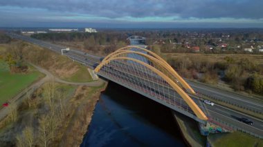 Arch Köprüsü, Alman panorama insansız hava aracında hareket eden, altyapı ve ulaşım gösteren araçların bulunduğu bir kanal üzerinde bir otoyol taşıyor.