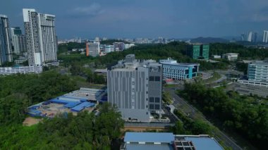 Küresel ağı, büyük verileri ve bulut hesaplamasını temsil eden, yeşil manzaranın ortasında duran modern veri merkezi binası. İHA alçalıyor