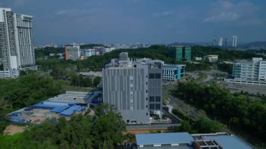 Şehir gelişimi, bulut bilgisayar ve teknolojisini temsil eden bir endüstriyel parktaki modern veri merkezi binası ve altyapısı. Ters İHA uçuşu