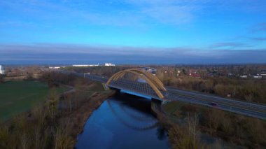 Arch Köprüsü, Almanya 'da hareket halindeki araçların bulunduğu, altyapısını ve ulaşımını gösteren bir karayolunu taşıyor. İticileri ileri çalıştır