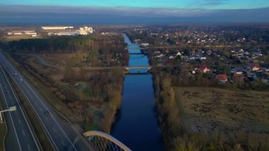 Arch Köprüsü, Almanya 'da hareket halindeki araçların bulunduğu, altyapısını ve ulaşımını gösteren bir karayolunu taşıyor. İHA 'nın üzerinden ters uçuş yap