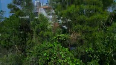 Modern bir veri merkezi binasının ve diğer kurumsal yapıların hava görüntüsü Asya bölgesinde dijital teknoloji için bir merkez oluşturuyor. İHA hız rampası yükseltiliyor Hiper hareket süresi doluyor