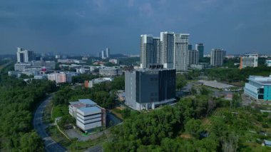Modern bir veri merkezi binasının ve diğer kurumsal yapıların hava görüntüsü Asya bölgesinde dijital teknoloji için bir merkez oluşturuyor. panorama genel görünüm dronu