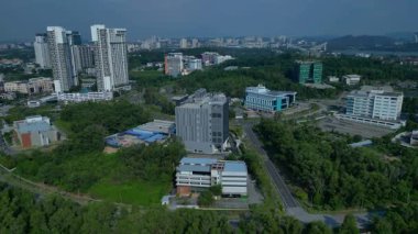 Modern veri merkezi binası, dijital bilgi ve bulut hesaplama merkezi olarak hizmet veren yeşil manzaranın ortasında dimdik duruyor. hız rampası hiper hareket zaman aşımı