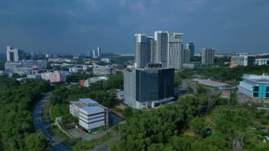 Modern bir veri merkezi binasının ve diğer kurumsal yapıların hava görüntüsü Asya bölgesinde dijital teknoloji için bir merkez oluşturuyor. Geniş yörünge panorama görünümü insansız hava aracı