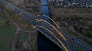 Alman otoyol köprüsü nehir üzerinde araç trafiğini taşıyor ve peyzajları birbirine bağlıyor. Yukarıdan aşağıya doğru uçur