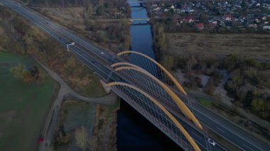 Alman otoyol köprüsü nehir üzerinde araç trafiğini taşıyor ve peyzajları birbirine bağlıyor. Yukarıdan drone atışı