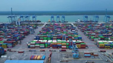Sayısız nakliye konteynırı, kanat vinci ve kargo gemisi olan büyük bir konteynır limanının havadan görüntüsü. panorama genel bakış İHA görüntüsü yukarıdan