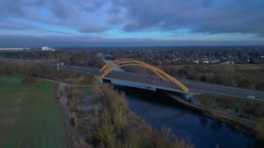 Alman otoyol köprüsü nehir üzerinde araç trafiğini taşıyor ve peyzajları birbirine bağlıyor. İticileri ileri çalıştır