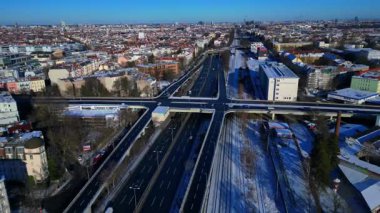 Berlin şehir manzarası, kış günlerinde karmaşık bir yol ağı, trafik akışı, demiryolu hatları ve binaları gösteriyor. statik panorama havada süzülen drone