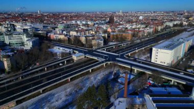 Berlin şehir manzarası, kış günlerinde karmaşık bir yol ağı, trafik akışı, demiryolu hatları ve binaları gösteriyor. panorama genel görünüm dronu