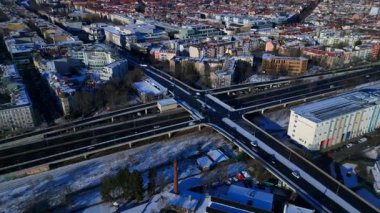 Berlin şehir manzarası, kış günlerinde karmaşık bir yol ağı, trafik akışı, demiryolu hatları ve binaları gösteriyor. İHA panorama genel görüntüsü alçalıyor