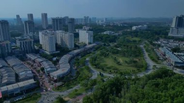 Hava manzaralı modern binalar Cyberjaya şehri, yollar ve Malezya teknoloji merkezinde devam eden inşaat kentsel büyümeyi gözler önüne seriyor. Yukarıdan drone atışı