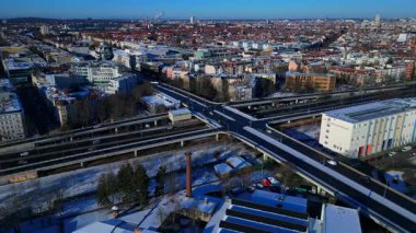 Berlin şehir manzarası, kış günlerinde karmaşık bir yol ağı, trafik akışı, demiryolu hatları ve binaları gösteriyor. Panorama genel bakış insansız hava aracı yükseliyor