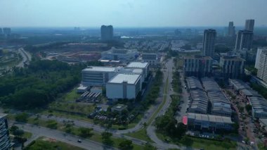 Hava manzaralı modern binalar Cyberjaya şehri, yollar ve Malezya teknoloji merkezinde devam eden inşaat kentsel büyümeyi gözler önüne seriyor. panorama genel görünüm dronu
