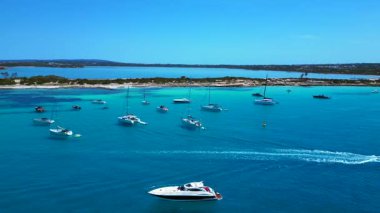 Turkuaz Akdeniz suları, tekneler ve güneşli gökyüzünün altında Estany Pudent tuz düzlükleri olan kıyı şeridi. Uçuş üstlerinden ters uç, panorama göz gezdirme aracı.