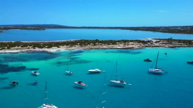 Turkuaz Akdeniz suları, tekneler ve güneşli gökyüzünün altında Estany Pudent tuz düzlükleri olan kıyı şeridi. Üst uçuş panorama genel görünüm dronu