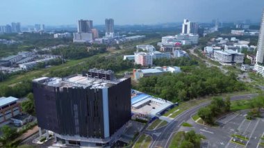 Hava manzaralı modern binalar Cyberjaya şehri, yollar ve Malezya teknoloji merkezinde devam eden inşaat kentsel büyümeyi gözler önüne seriyor. rotasyon pan 'dan sağ drona