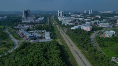 Hava manzaralı modern binalar Cyberjaya şehri, yollar ve Malezya teknoloji merkezinde devam eden inşaat kentsel büyümeyi gözler önüne seriyor. rotasyon pan 'dan sağ drona