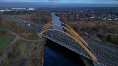 Alman otoyol köprüsü nehir üzerinde araç trafiğini taşıyor ve peyzajları birbirine bağlıyor. İHA yükseltiliyor