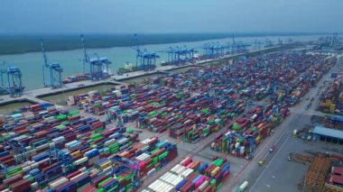 Hava görüntüsü, iskele tarafında renkli nakliye konteynırları ve büyük vinçlerle batı limanını gösteriyor. İHA panorama genel görüntüsü alçalıyor