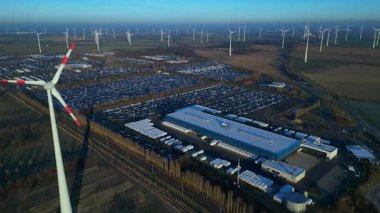 Hız rampası hızlandırılmış zaman aşımı geniş bir rüzgar çiftliği geniş bir araba dağıtım merkezi ve araç otoparkına yenilenebilir enerji sağlıyor. Geniş yörünge panorama görünümü insansız hava aracı