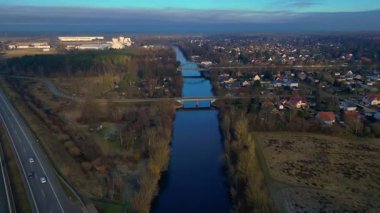 Modern Alman otoyol köprüsünün hız rampası nehir üzerinde araç trafiğini taşıyor ve peyzajları birbirine bağlıyor. İHA 'nın üzerinden ters uçuş yap