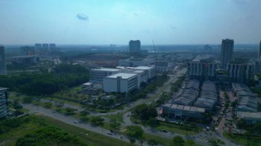 Kuala Lumpurs, şehir manzarasını modern Data Center, ticaret merkezleri ve yeşil manzaraların ortasındaki yollar ile genişletiyor, kentsel gelişimi vurguluyor. panorama genel görünüm dronu