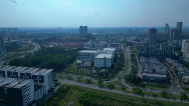 Hızla büyüyen Asya kentsel manzarası içindeki veri merkezleri, konut binaları ve yollar da dahil olmak üzere modern şehir altyapısı genişliyor. Hız rampası hiper hareket zamanı hızlandırılmış panorama yörünge dronu