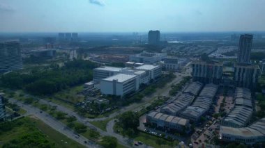 Hızla büyüyen Asya kentsel manzarası içindeki veri merkezleri, konut binaları ve yollar da dahil olmak üzere modern şehir altyapısı genişliyor. Hız rampası hiper hareket hızlandırılmış daire drone görüntüsü