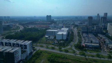 Hızla büyüyen Asya kentsel manzarası içindeki veri merkezleri, konut binaları ve yollar da dahil olmak üzere modern şehir altyapısı genişliyor. panorama genel görünüm dronu