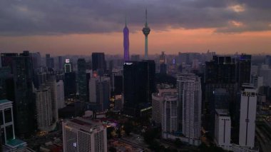 Petronas İkiz Kuleleri 'nin hızlandırılmış hız rampası hızlandırılması, ikonik gökdelenler, modern mimari ile günbatımında etkileyici bir şehir silüeti yaratıyor. Ters İHA uçuşu