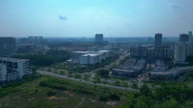 Kuala Lumpurs, şehir manzarasını modern Data Center, ticaret merkezleri ve yeşil manzaraların ortasındaki yollar ile genişletiyor, kentsel gelişimi vurguluyor. İticileri ileri çalıştır