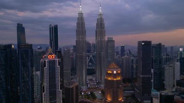Petronas İkiz Kuleleri, ikonik gökdelenler, modern mimari ve canlı kentsel yaşamla etkileyici bir şehir silueti oluşturuyorlar. panorama genel görünüm dronu
