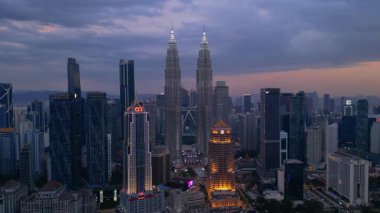 Petronas İkiz Kuleleri, ikonik gökdelenler, modern mimari ve canlı kentsel yaşamla etkileyici bir şehir silueti oluşturuyorlar. Yukarıdan drone atışı