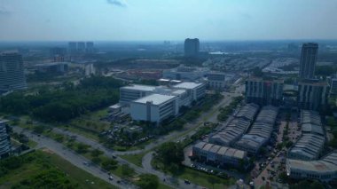 Hızla büyüyen Asya kentsel manzarası içindeki veri merkezleri, konut binaları ve yollar da dahil olmak üzere modern şehir altyapısı genişliyor. Geniş yörünge panorama görünümü insansız hava aracı