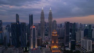 Petronas İkiz Kuleleri, ikonik gökdelenler, modern mimari ve canlı kentsel yaşamla etkileyici bir şehir silueti oluşturuyorlar. İticileri ileri çalıştır