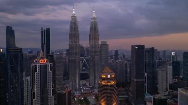 Petronas İkiz Kuleleri, ikonik gökdelenler, modern mimari ve canlı kentsel yaşamla etkileyici bir şehir silueti oluşturuyorlar. panorama genel görünüm dronu