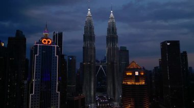 Petronas İkiz Kuleleri, ikonik gökdelenler, modern mimari ve canlı kentsel yaşamla etkileyici bir şehir silueti oluşturuyorlar. İHA alçalıyor