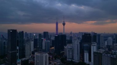 Kuala Lumpur şehri, kentsel gelişimi temsil eden aydınlık Merdeka 118 gökdeleni ve KL Kulesi 'nin yer aldığı güzel bir günbatımında ufuk çizgisine sahiptir. panorama genel görünüm dronu