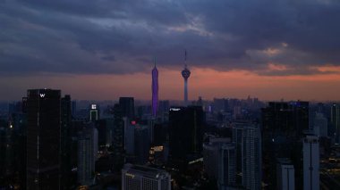 Kuala Lumpur şehri, kentsel gelişimi temsil eden aydınlık Merdeka 118 gökdeleni ve KL Kulesi 'nin yer aldığı güzel bir günbatımında ufuk çizgisine sahiptir. statik panorama havada süzülen drone