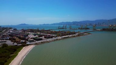 Penang Limanı 'nın Kuzey Butterworth Terminali' nin kıyı şeridi boyunca sayısız nakliye konteynırı, vinç ve gemileriyle hava görüntüsü. Hız rampası hiper hareket zaman aşımı sineği ileri it