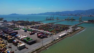 Penang Limanı 'nın Kuzey Butterworth Terminali' nin kıyı şeridi boyunca sayısız nakliye konteynırı, vinç ve gemileriyle hava görüntüsü. rotasyon pan 'dan sağ drona