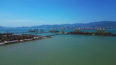 Küresel ticaret ve lojistik sektörünü temsil eden nakliye konteynırları ve vinçlerle dolu bir konteyner limanı. rotasyon tavası sol drona