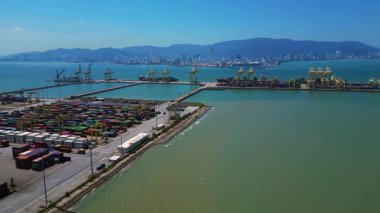 Küresel ticaret ve lojistik sektörünü temsil eden nakliye konteynırları ve vinçlerle dolu bir konteyner limanı. statik panorama havada süzülen drone