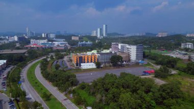 Ai için Büyük Datacenter kuantum bilgisayarı Kuala Lumpur, Malezya 'da altyapı. statik panorama havada süzülen drone
