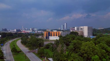 Ai için Büyük Datacenter kuantum bilgisayarı Kuala Lumpur, Malezya 'da altyapı. panorama yörünge dronu