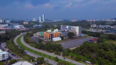 Ai için Büyük Datacenter kuantum bilgisayarı Kuala Lumpur, Malezya 'da altyapı. Geniş yörünge panorama görünümü insansız hava aracı