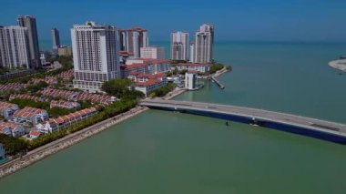 Gurney Drive 'ın deniz manzarası, köprüdeki trafiği ve devam eden kara ıslahını gösteriyor. rotasyon panorama drone 'una